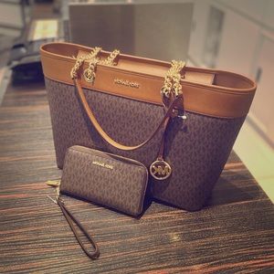 🔥MIchael Kors Handbag and wallet set🔥